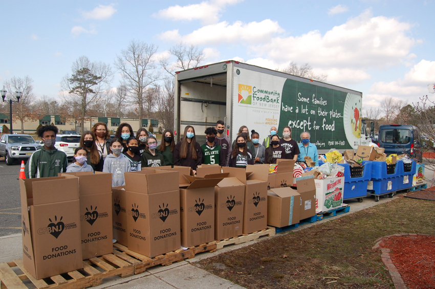 615add9d37e1e.jpg Photo-1-Atlantic-Christian-School-Student-Council-with-Food-Drive-Donations-for-Community-FoodBank-of-NJ-3-4-21_副本.jpg